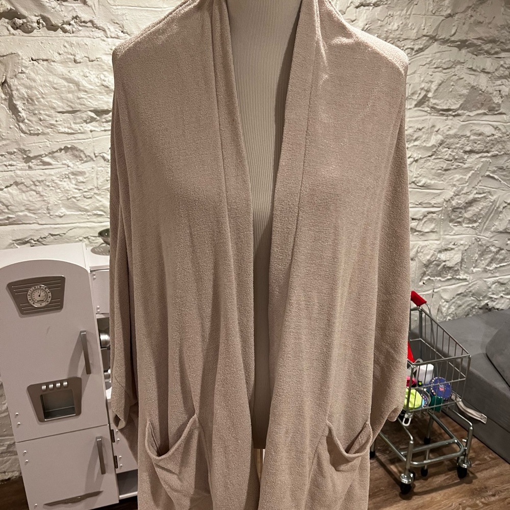 *BAREFOOT DREAMS* The softest and coziest barefoot dreams open cardigan.